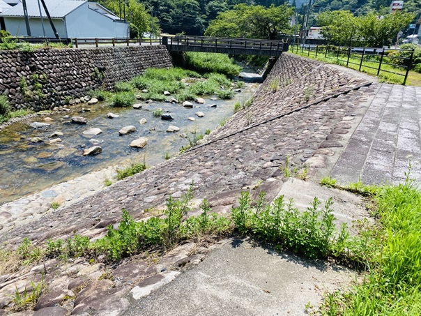 後山川　川へ降りる