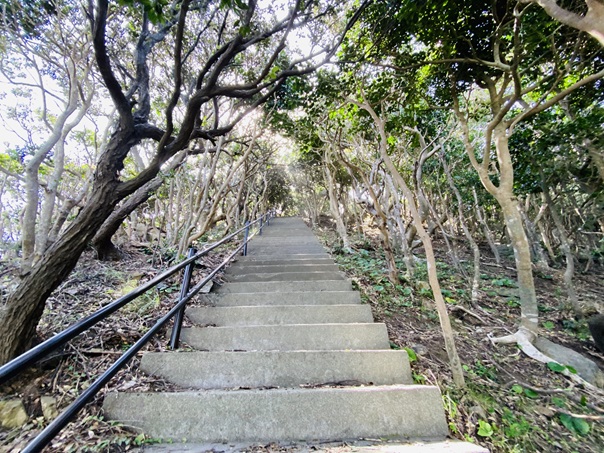 蒲生田岬　灯台への階段
