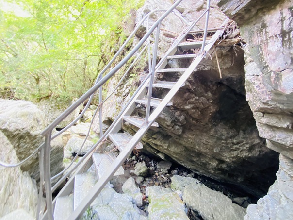 岩屋川渓谷　島の岩の階段