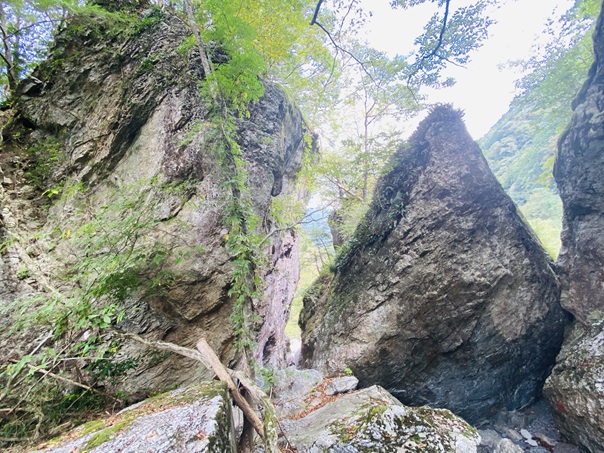 岩屋川渓谷　割れた大きな岩