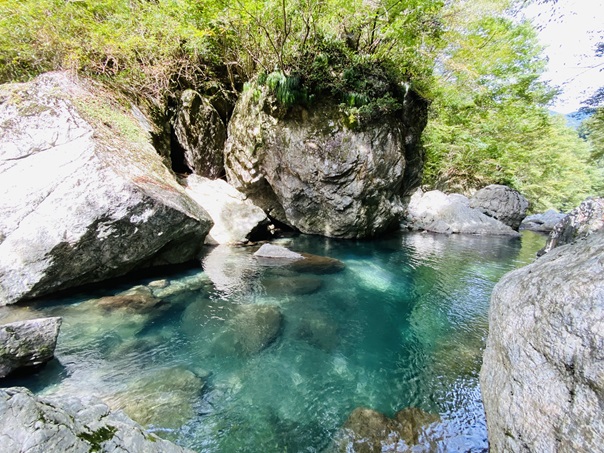 岩屋川渓谷　大きな岩と川