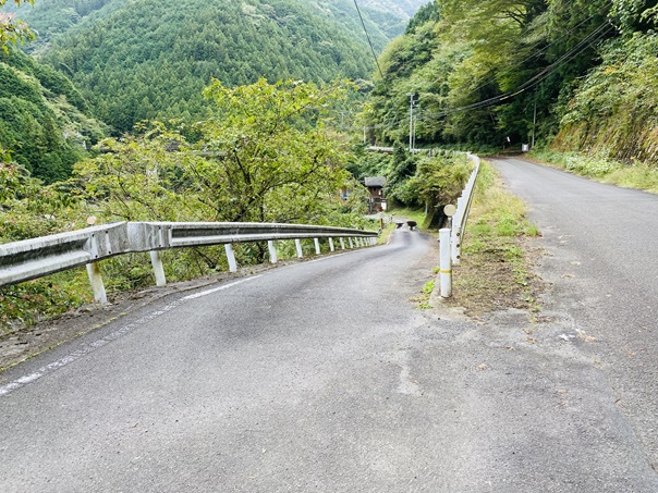 赤子水辺広場への道