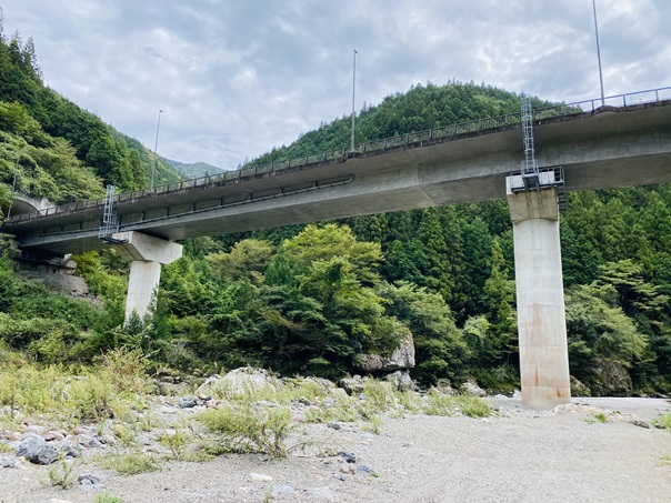 赤子水辺広場　国道440号線の高架下