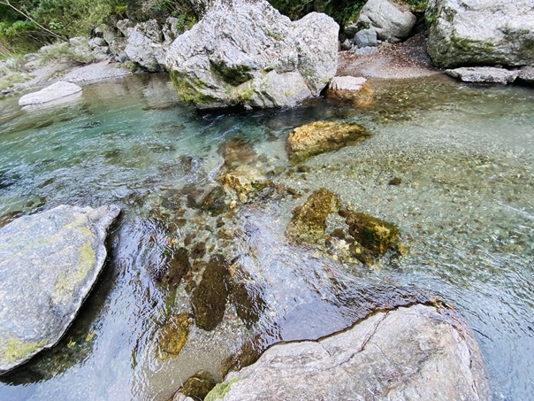 赤子水辺広場　黒川　岩場