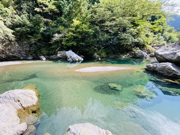 黒川　青い透明度の高い水