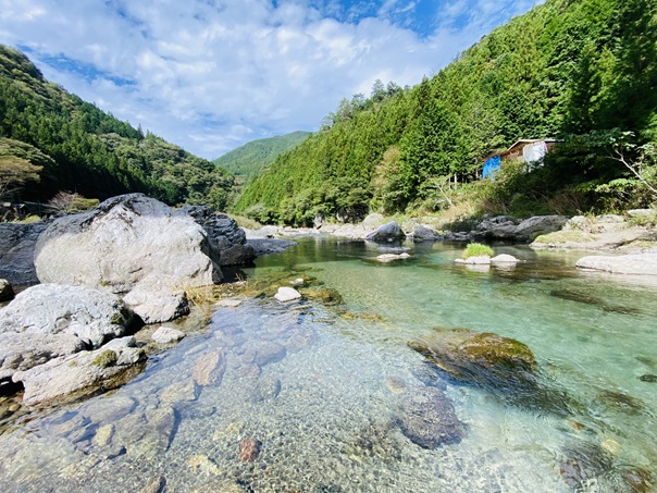 赤子水辺広場　キレイな水の黒川