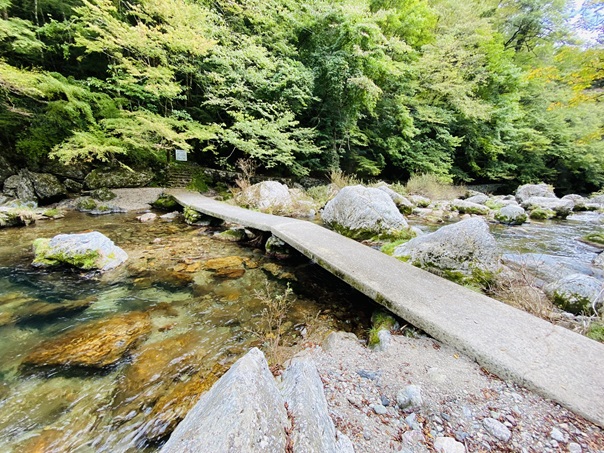 小田深山キャンプ場　橋と黒川