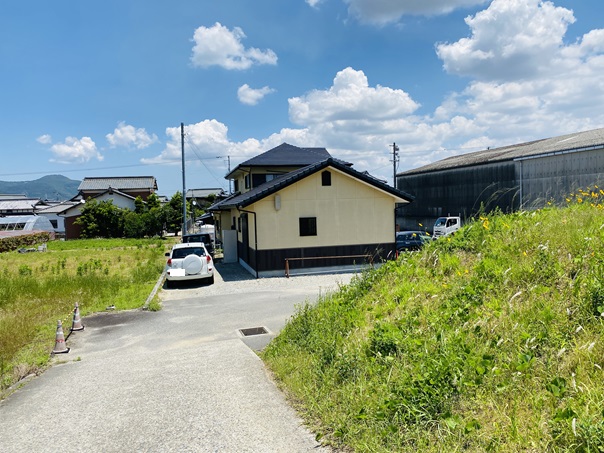 なかむらうどん　土手から降りる