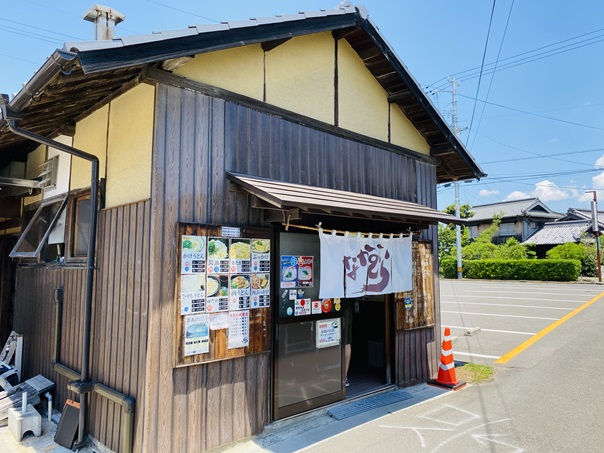 なかむらうどん　駐車場　店横