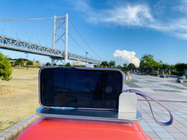 与島パーキングエリア　わたるカメラ台に載せたスマホ