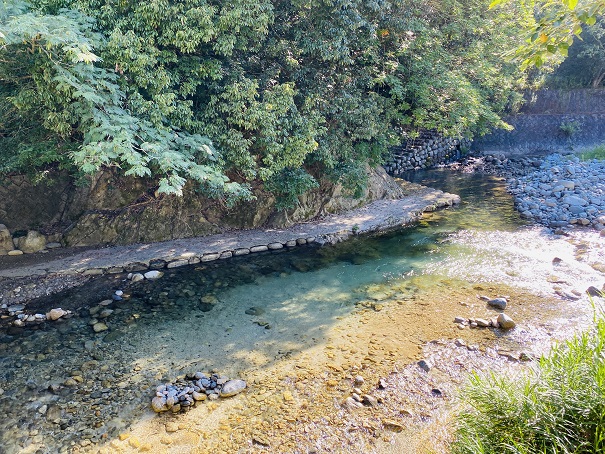鈍川温泉郷　木地川川遊び
