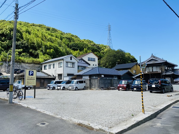 いにしあんど　駐車場前