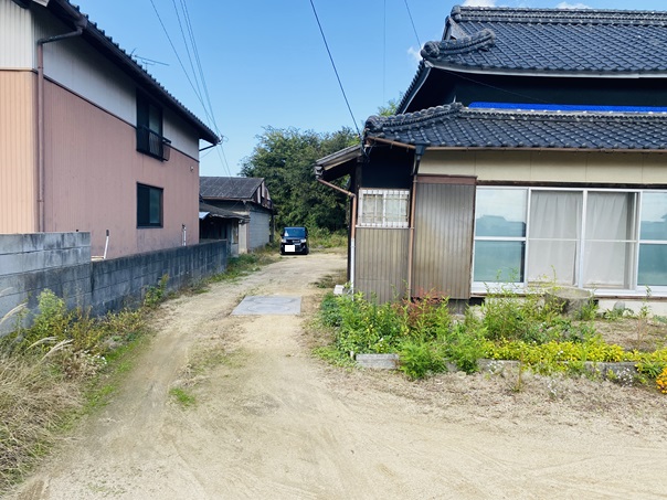 Kitchen猫の手　駐車場へ