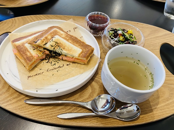 neu cafe （ノイカフェ）ホットサンド　明太チーズのりランチセット