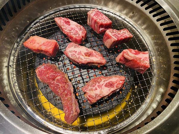 さぬき焼肉きゅう　肉を焼く