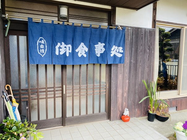 絹の館　玄関