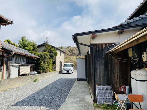 絹の館　駐車場入口