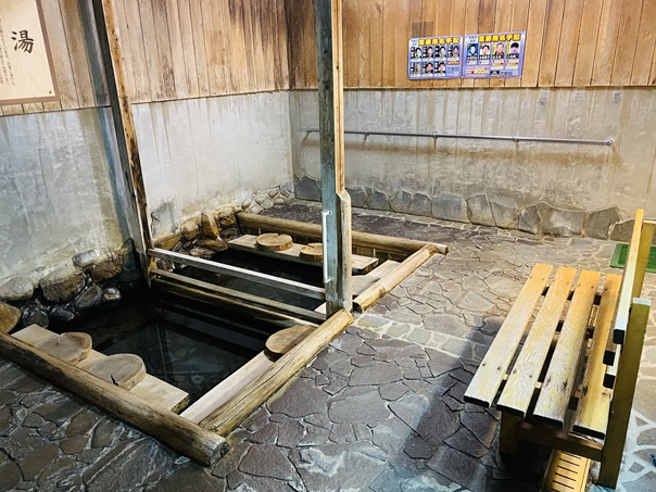 三朝神社株湯　足湯中