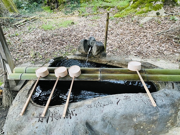 三朝神社　手水舎の湯