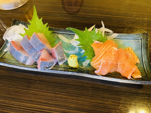 刺身2種（ハマチ・オリーブサーモン）