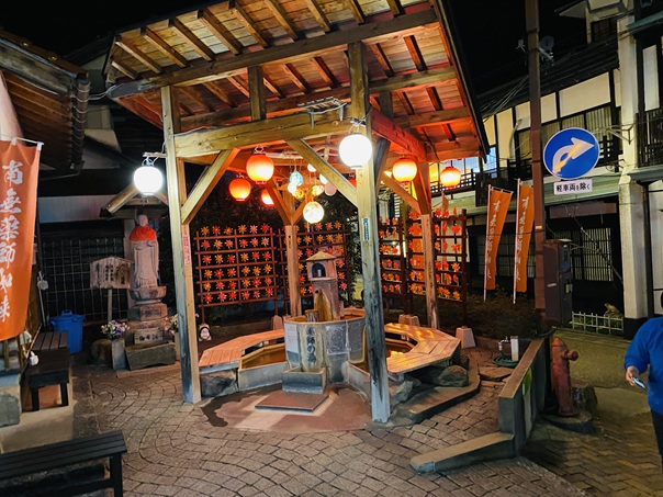 足湯・飲泉場　薬師の湯