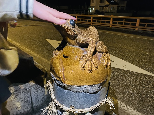 かじか蛙を撫でる