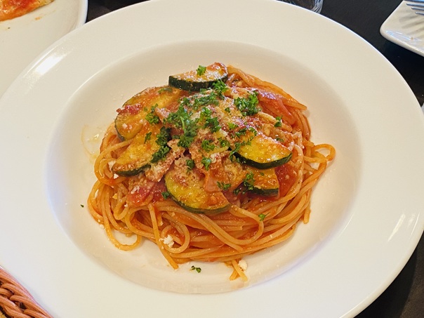 CAFFE MOTORE(カフェモトーレ)　ベーコンとズッキーニのトマトソースパスタ