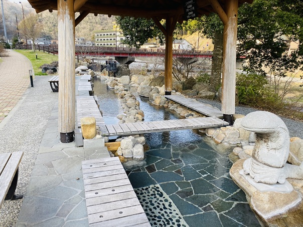 ゆばら湯っ足り広場　足湯