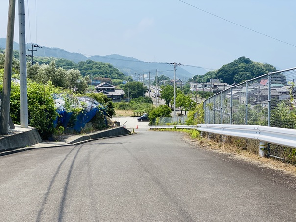 小見立　坂の下の駐車場