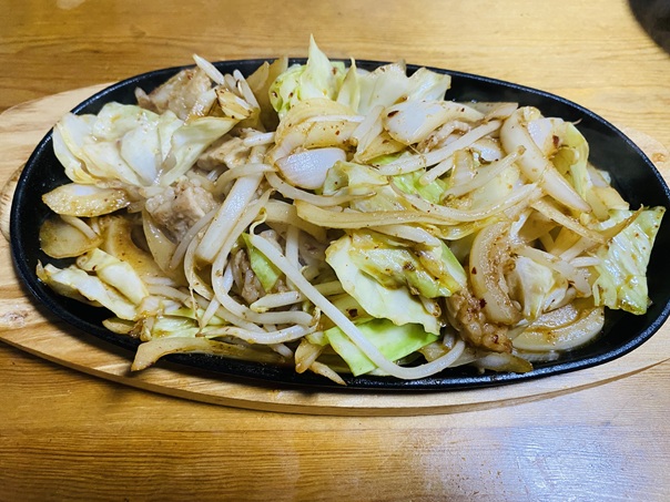 居酒屋・中華そば 二代目 味見亭　ホルモン焼きそば