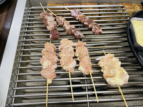 炭火焼いこい　串を焼く