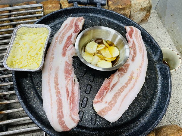 炭火焼いこい　サムギョプサル焼く