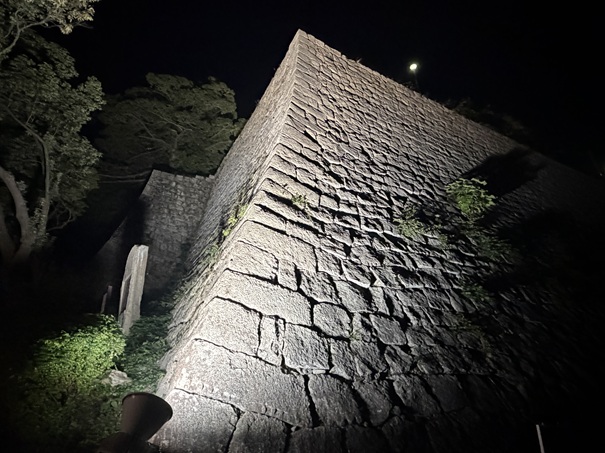 丸亀城　急勾配の石垣