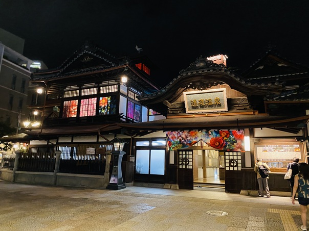 道後温泉本館の素敵なアートとライトアップの融合