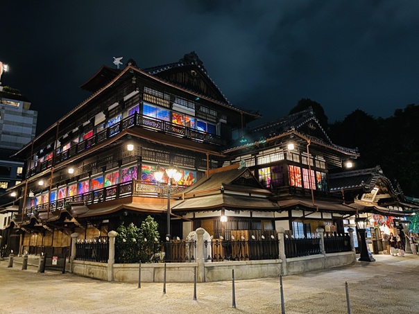 夜の灯りやライトアップで幻想的に彩られた道後温泉と商店街を観光