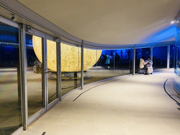 やしまーるの中から月