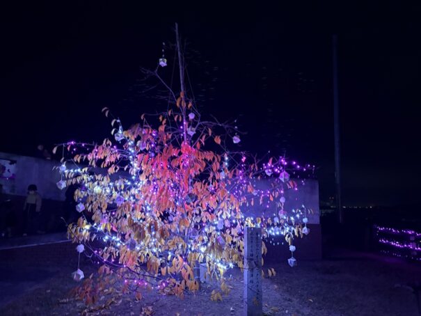 桜んたんページェント　カリヨン広場　メロディ時計カリヨンの横の木