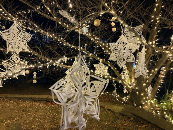 桜んたんページェント　カリヨン広場の木の飾り