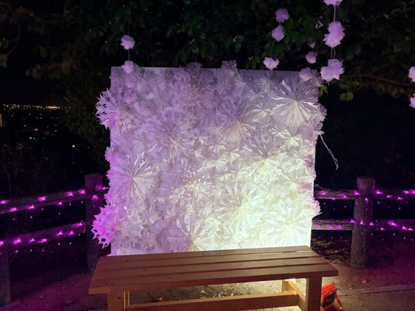 桜んたんページェント　ふれあい広場　壁面ベンチ