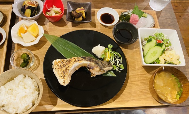 笑酒ダイニング とらじ　ランチ　はまちのカマ焼き