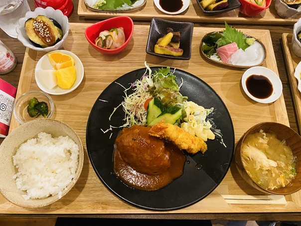 笑酒ダイニング とらじ　煮込みハンバーグ＆えびフライ