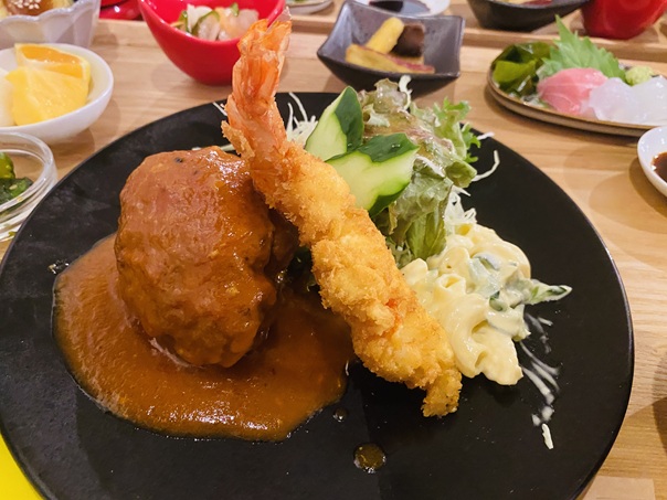笑酒ダイニング とらじ　　煮込みハンバーグえびフライアップ