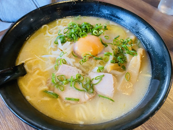 まあちゃんラーメン　まんのう　塩バターラーメン大　生玉子
