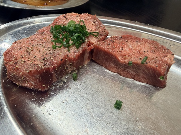 やきにく天嘉　塩タン　厚み