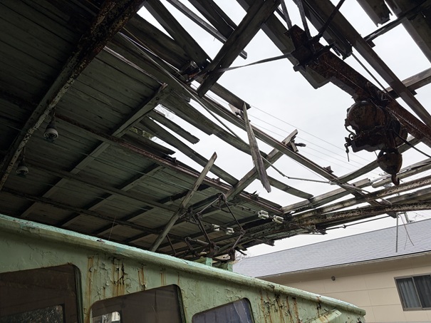 屋島ケーブル 屋根はボロボロ