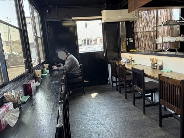 たでや丸亀土器店　店内風景と座席