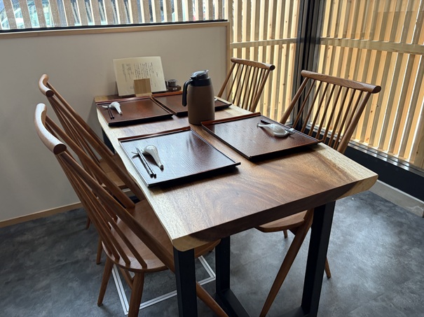 めん哲水 テーブル席