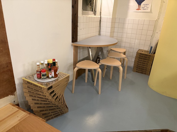 GOODLUCK GRANDPA PIZZA　奥の手テーブル席