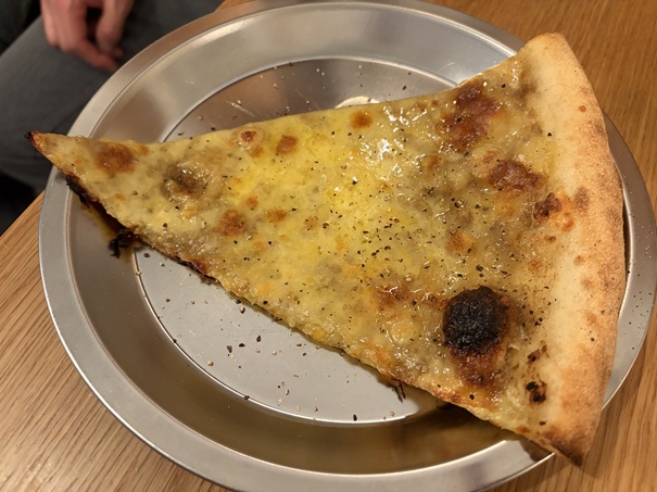 GOODLUCK GRANDPA PIZZA　釜玉ピザ卵なし