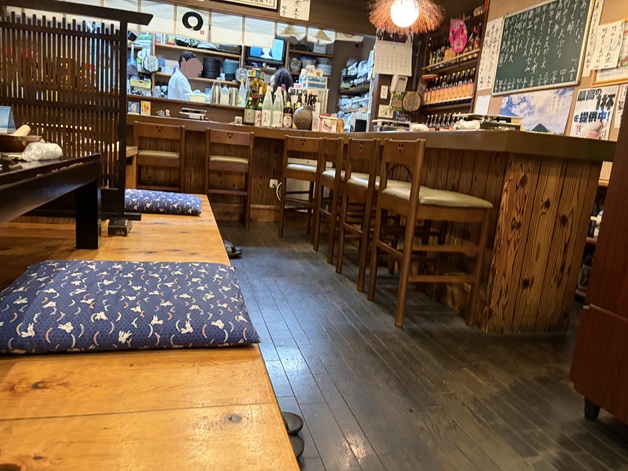 居酒屋まるカウンター席